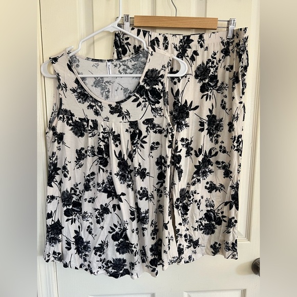 Find sweet Other - Women’s Floral Lounge Set Pajama Set Tank & Pants Black Cream Rayon Size L